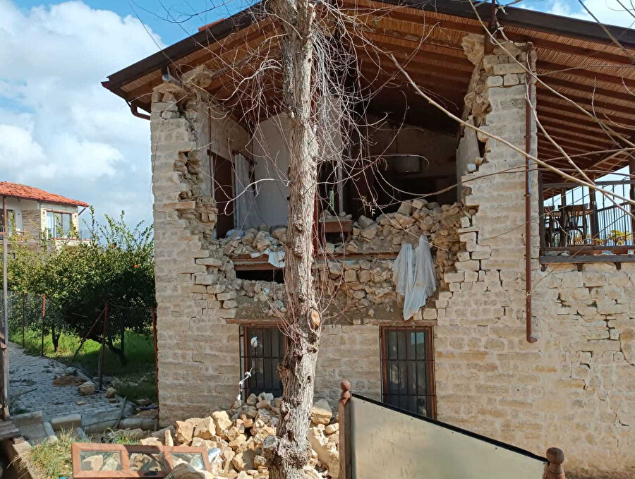 Tarihî yapıların da aralarında bulunduğu binalarda hasar tespit çalışmaları ilk günden itibaren devam ediyor. 