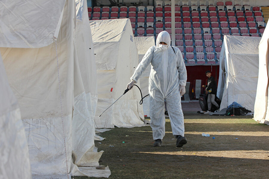 Kahramanmaraş'ta depremzedelerin yaşam alanları dezenfekte ediliyor