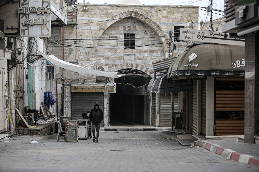 İsrail'in Nablus baskınının ardından can kaybının yüksek olduğu kanlı baskının ardından yas ve öfkenin hakim olduğu Batı Şeria ve Gazze Şeridi'nde genel grev başlatıldı.