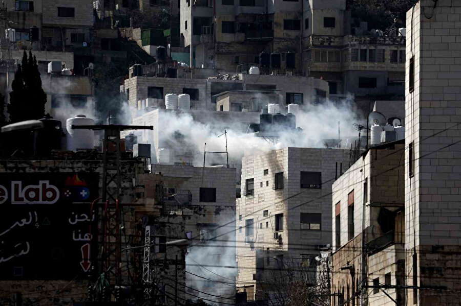 Saldırılar hakkında konuşan yetkililer, İsrail askerlerinin iş saatinde Nablus şehrine baskın düzenlediğini ve öğrenciler okullarındayken bir evin etrafını sararak ateş açtığını söyledi.