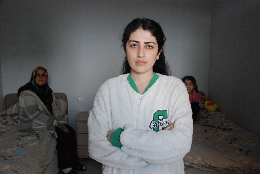 Kaldığı yurda depremzede olarak ailesiyle geldi