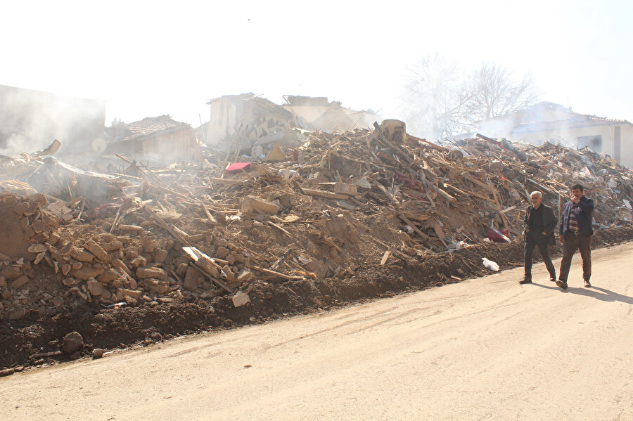 Depremde yıkılan binadan 18 gündür duman yükseliyor
