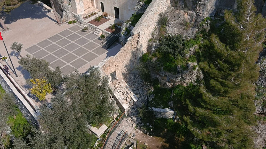 Dünyanın ilk mağara kilisesi olan Saint Pierre Kilisesi'nin istinat duvarı yıkıldı.