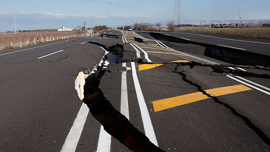 Kahramanmaraş merkezli depremlerde fay hattı geçen yolda derin yarıklar oluşmuştu