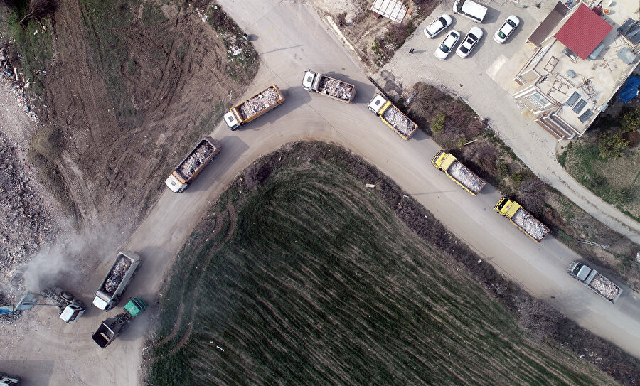 Kamyonlar peş peşe sıralandı: Enkaz kaldırma yoğunluğu yaşanıyor