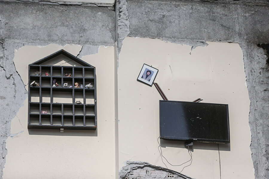 Duvar örme zahmetinde bile bulunmayıp yandaki binanın duvarını kullanmış