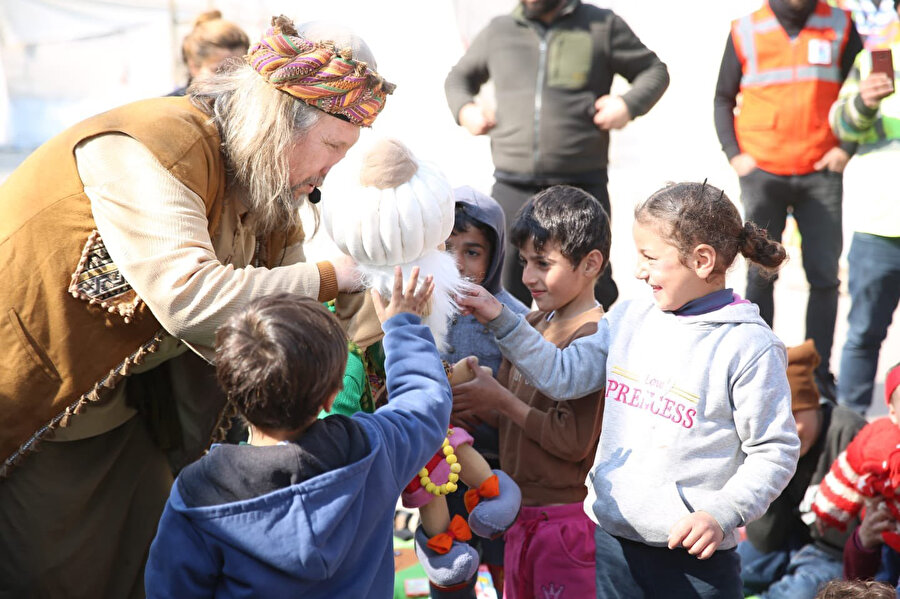 ​Güzel yüzlerindeki sohbetler hiç solmasın 