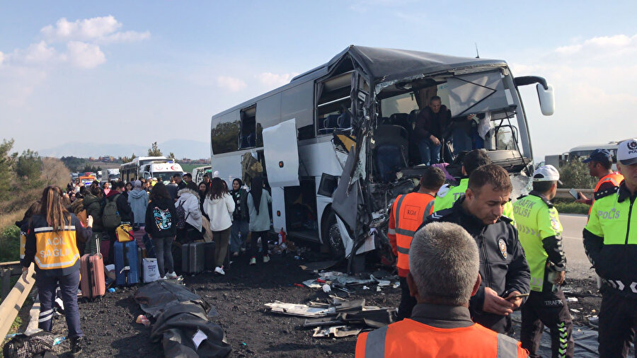 Depremzede öğrencileri taşıyan otobüs kaza yaptı: İki ölü, 6 yaralı