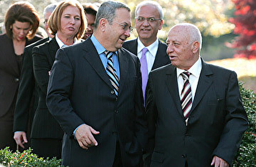 Filistinli baş müzakereci Ahmed Kurey (sağda), dönemin İsrail Savunma Bakanı Ehud Barak (ortada) ve dönemin İsrail Dışişleri Bakanı Tzipi Livni (sağdan dördüncü) ile birlikte Kasım 2007'de Beyaz Saray'da.