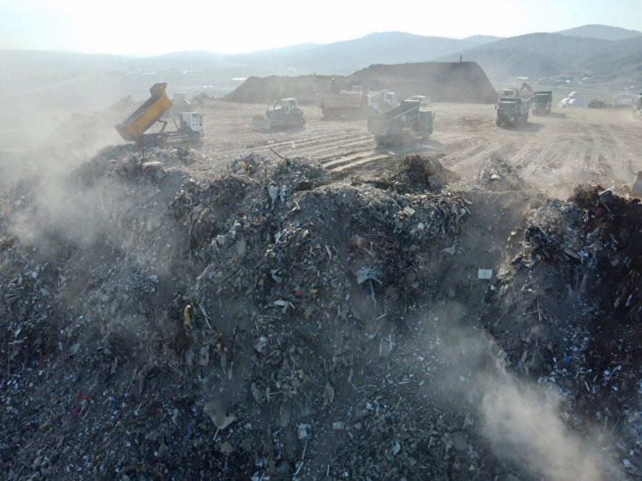 Kahramanmaraş depremindeki molozlar dağ gibi yükseldi