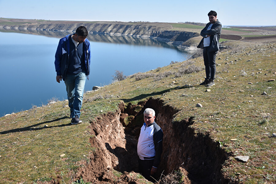 Depremler Fırat Nehri kıyısında yarıklar oluşturdu