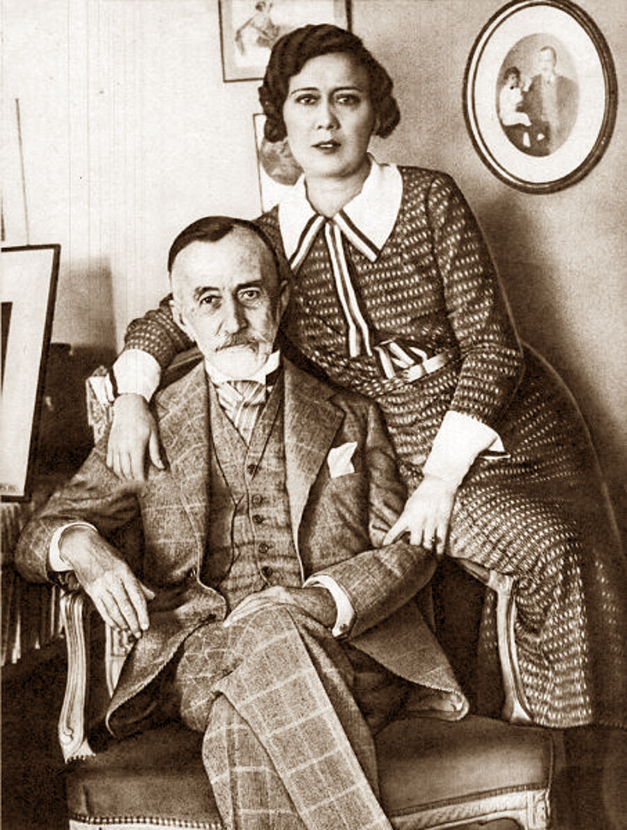 Abdülhak Hamit Tarhan’ın dördüncü eşi Lüsyen Hanım’dır. “Makber” şairi Abdülhak Hâmid, kendisinden kırk yaş küçük olan Belçika-Fransız melezi Lüsyen Hanım’la çıkan dedikodulara kulak tıkayarak evlenmiştir.