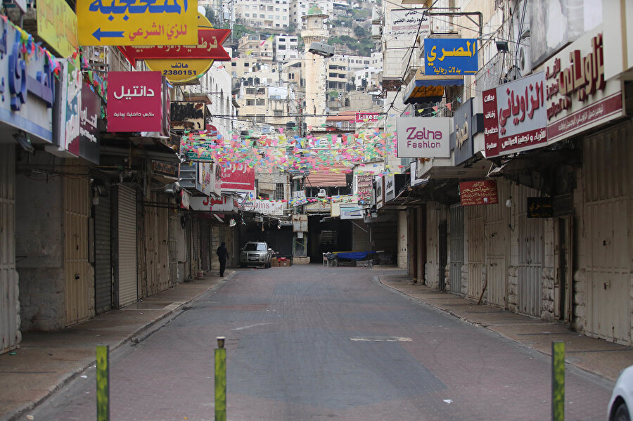 Resmî devlet dairelerinin kapatıldığı genel grev esnasında Nablus halkı da dükkanlarını açmadı.