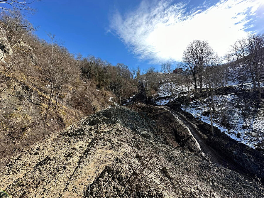 Kar suları heyelana neden oldu: 1,5 metrelik yarıklar oluştu