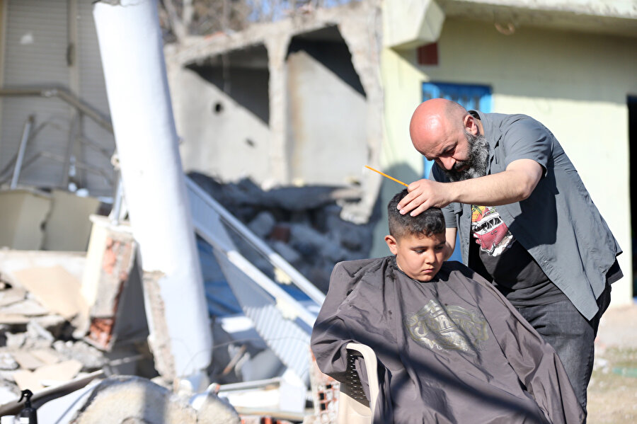 Marmara ve Düzce depremlerini yaşayan berber Maraş'ta çocukları tıraş ediyor