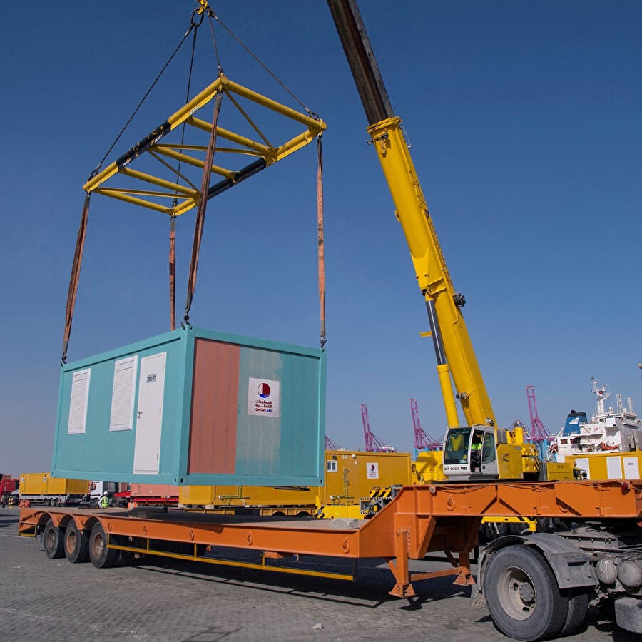 Katar'ın yıkıcı depremin sonrasında yardım çabalarının bir parçası olarak Türkiye'ye transfer edilmek için tahsis ettiği mobil ev kabinlerinden biri Hamad Limanı'na taşınırken.