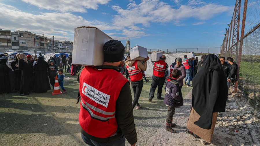 Suriye'ye gönderilen Katar ekipleri, deprem kurbanlarını rahatlamak için bölgeye giden ilk saha tıbbi ekipleriydi.