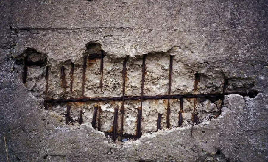Korozyon etkisine maruz bırakılmış betonarme sistem.
