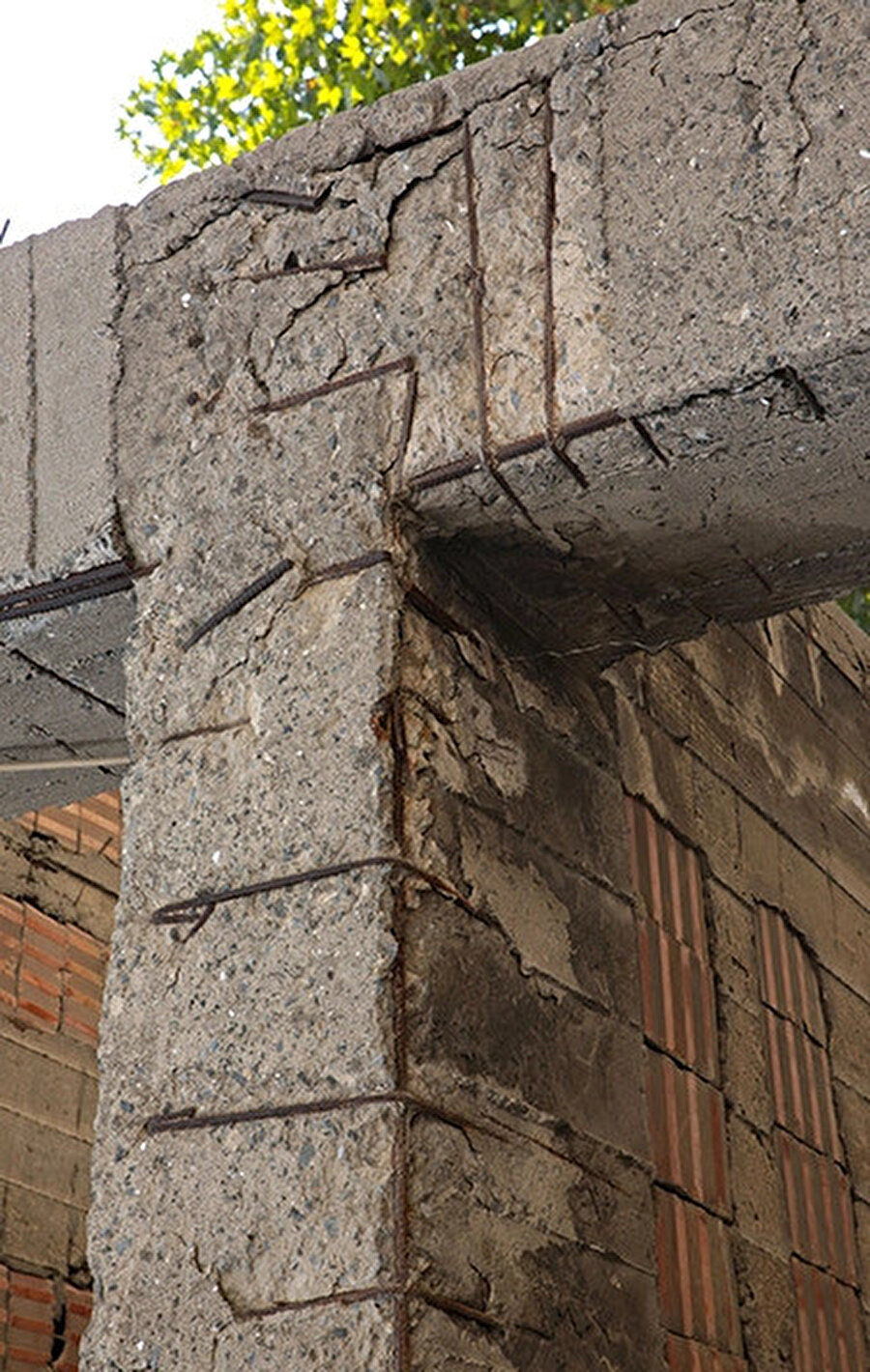 Korozyon etkisine maruz bırakılmış betonarme sistem.