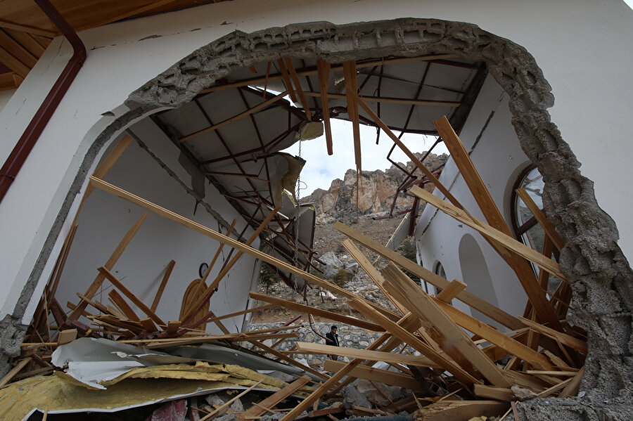 Depremde dağdan kopan kaya parçaları Malatya'daki türbe mescidini yıktı