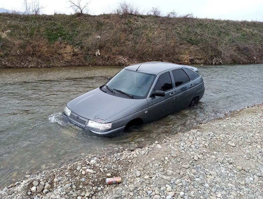 Dereye düşen otomobilini çıkaramayınca bırakıp gitti