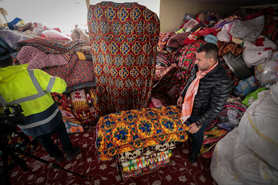 Depremin ardından bölgeye çok sayıda yardım malzemesinin ulaştığını belirten Türk Soydaşlar Derneği Başkanı Musa Kurt, Özbekistan'dan gelen yardım tırlarından ikisinin AFAD koordinesinde kendi mahallelerine yönlendirildiğini aktardı.