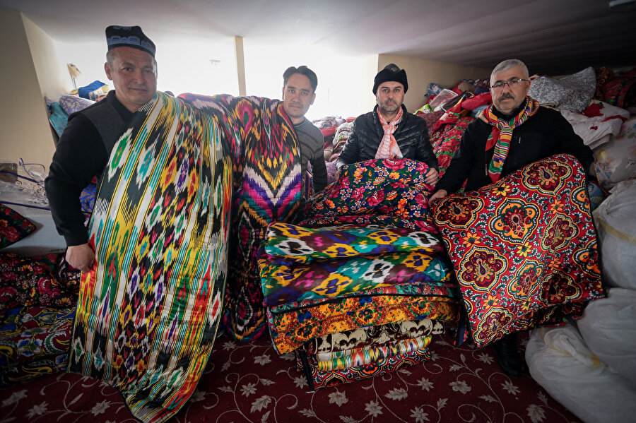 Özbekistanlı genç kızlar, depremzedelere el emeği çeyizlik döşek ve yorganlarını yolladı.