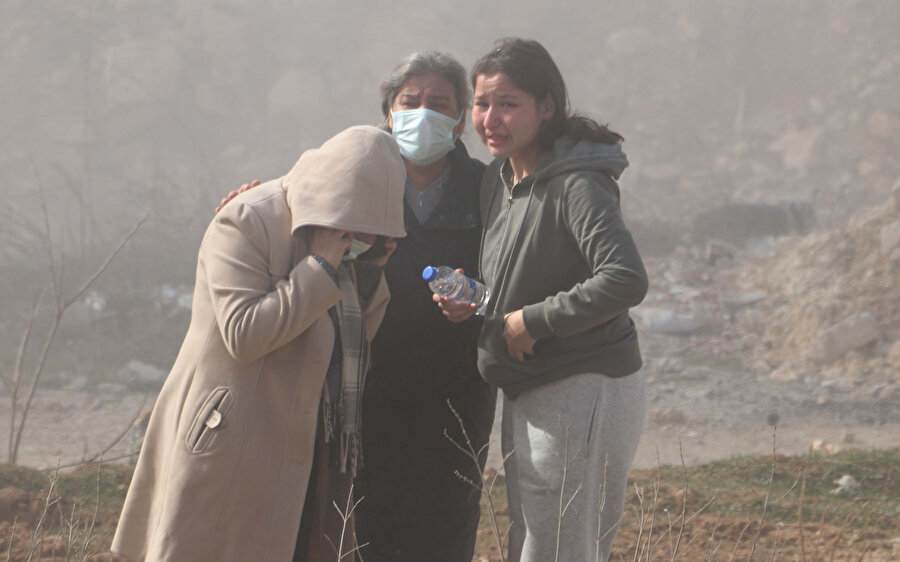 Depremde ağır hasar alan evlerinin yıkılışını gözyaşlarıyla izlediler