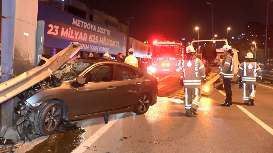 Kadıköy'de otomobil bariyere saplandı: Üç yaralı