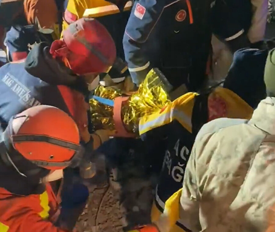 Enkazdan ölen kızının akıllı saatinden mesaj göndererek kurtuldu