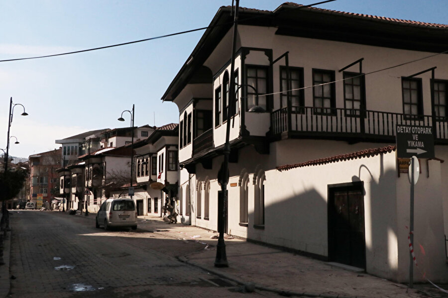 Malatya'da tarihi 'Beşkonaklar' dimdik ayakta, aynı sokaktaki diğer binalar yıkıldı