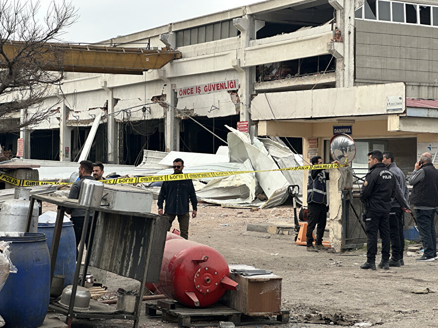 Ağır hasarlı fabrikaya giren işçiler enkaz altında kaldı: Bir ölü, 4 yaralı