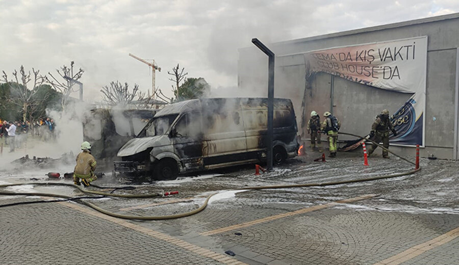 Minibüste çakmakla oynayan çocuk, üç aracın yanmasına neden oldu