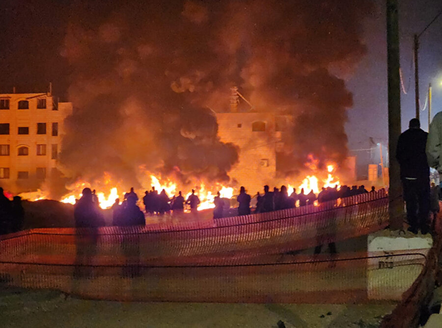 Düzinelerce araba yakılırken ve isyancılar birkaç Filistinli evini ateşe verirken alevler gökyüzünü gecenin karanlığına kadar aydınlattı. 