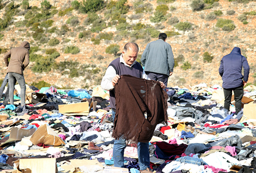 Binlerce kıyafet yol kenarına atıldı: Depremzedeler seçmeye çalıştı