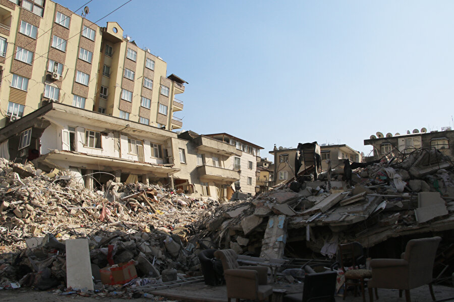 Hatay'da enkaz kaldırma çalışmaları başlıyor