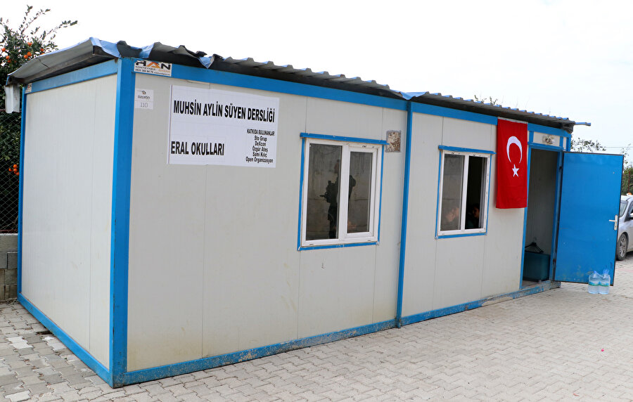 Konteynerden sınıf kuran öğretmen çift, depremzede öğrencileri sınava hazırlıyor