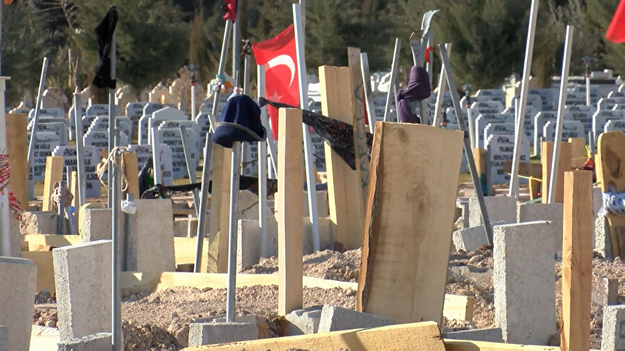 Yakınlarının mezarını bulmak için mezar başına eşya koydular