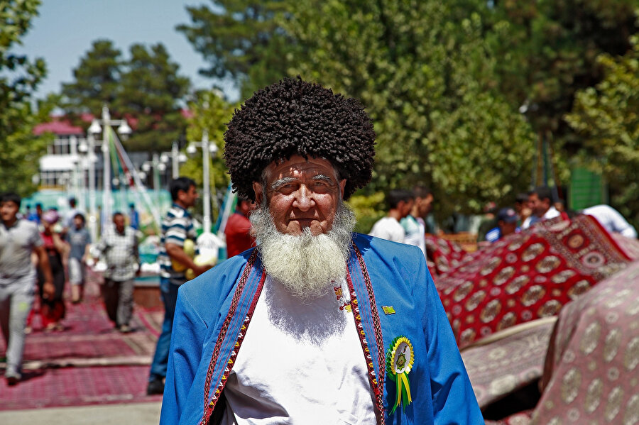 Mahtumkulu Divanı’nı alırsanız Yunus Emre ile aynı neşvedeki bu yalın Türkmen şairinin iziyle Aşkabat sokaklarına yayılmış insanlarla daha yakından temas kurabilirsiniz.
