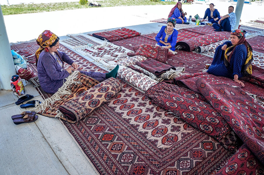 Türkmen halısı sadece bir halı değil ülkenin alâmet-i farikası gibidir. Her bir motif ülkeyi oluşturan toplulukları sembolize eder.