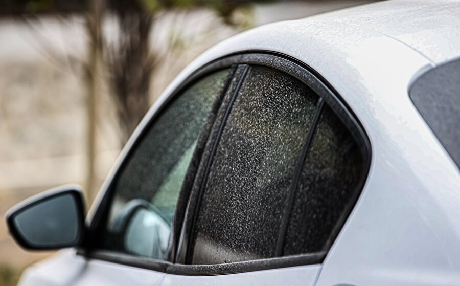 İstanbul'da etkili olan toz taşınımı sebebiyle araçlar çamura bulandı