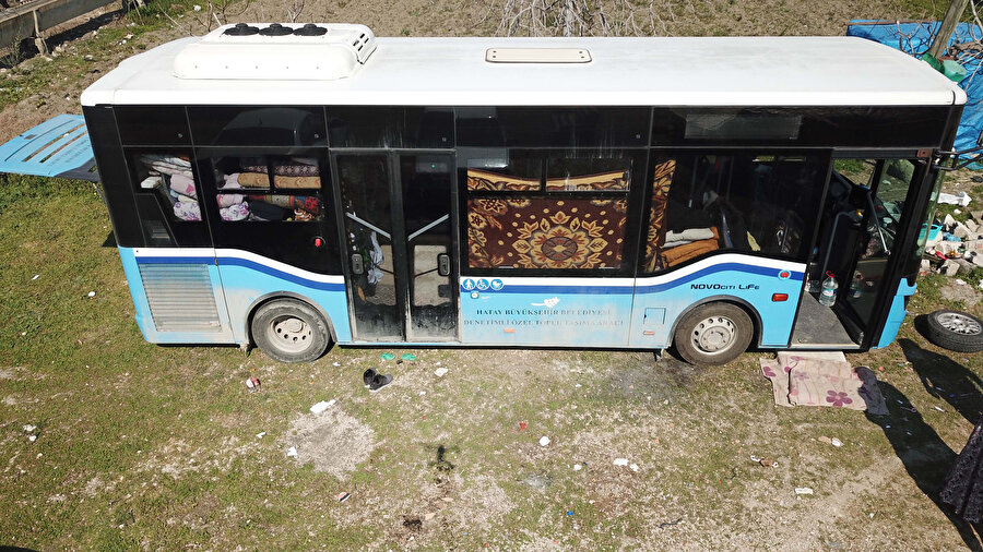 Şoförlük yaptığı otobüs, depremden sonra evi oldu