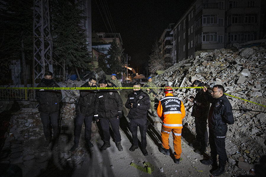 Malatya'da 5.6'lık deprem sonrası arama kurtarma çalışmaları devam ediyor