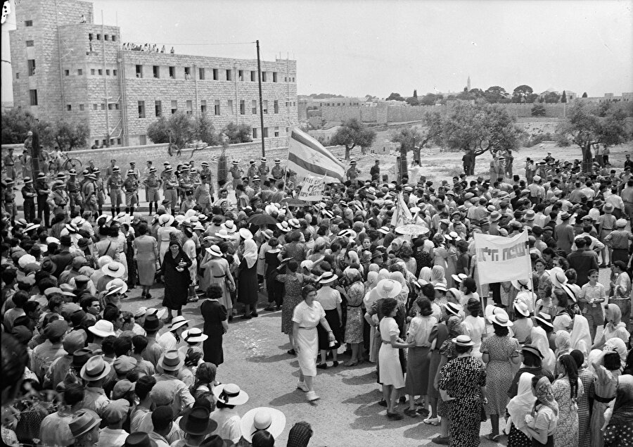 İngilizlerin, mandası altında bulunan Filistin topraklarının orta vadede Yahudilerle arasında bölüştürülmesini öngören "Beyaz Kitap"ı, başta Yahudiler olmak üzere tepkiyle karşılanmıştı.