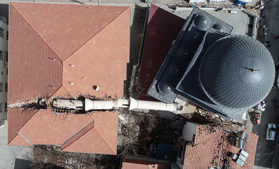 Depremde yıkılan minare apartmanı ikiye böldü