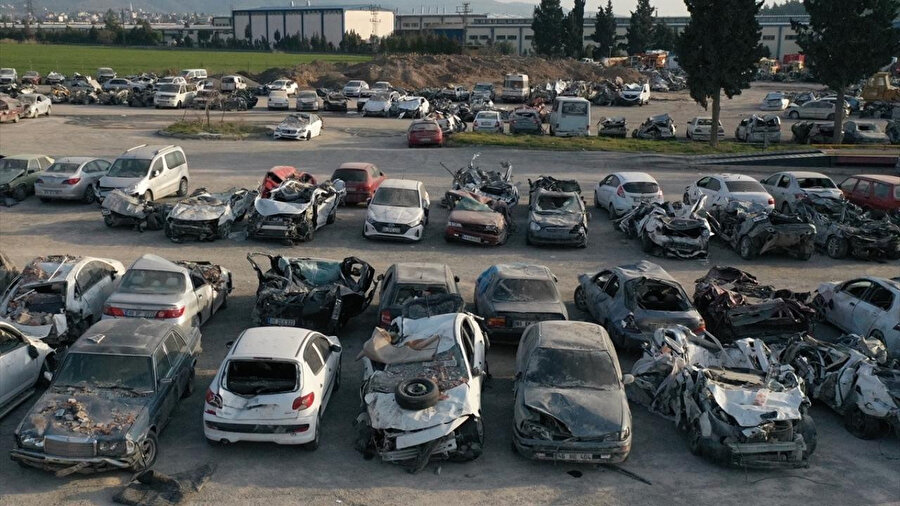 Depremde zarar gören araçlar