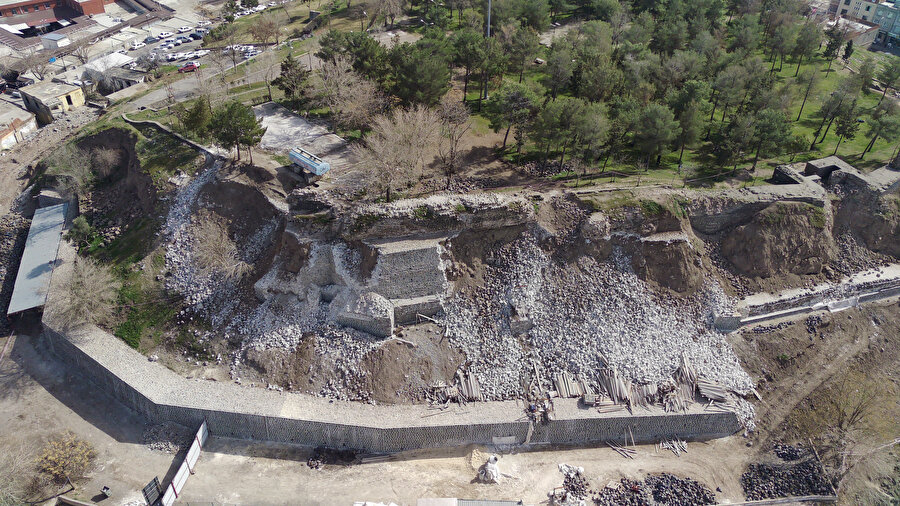 Depremde bir tarihi kale daha hasar gördü