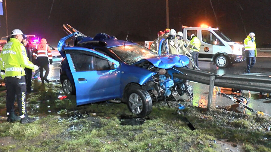 Beykoz TEM Otoyolu'nda bariyer otomobile ok gibi saplandı