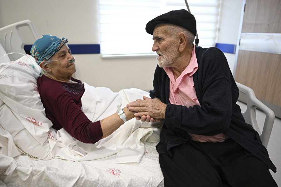 Bir an olsun tereddüt etmedi: Enkaza girip 65 yıllık hayat arkadaşını kurtardı