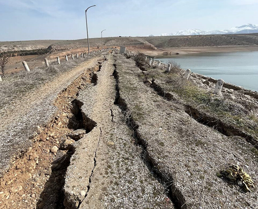 Depremlerde Malatya'da yarıklar oluştu